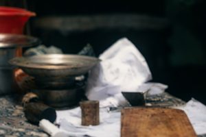 একজন ‘আদম’-এর খোঁজে: পুরো পরিবার কেন আত্মহননের পথ বেছে নিয়েছিল